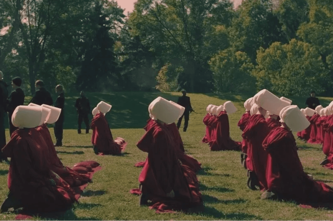 Immagine tratta dalla serie televisiva The Handmaid's Tale, conosciuta anche come Il racconto dell'ancella